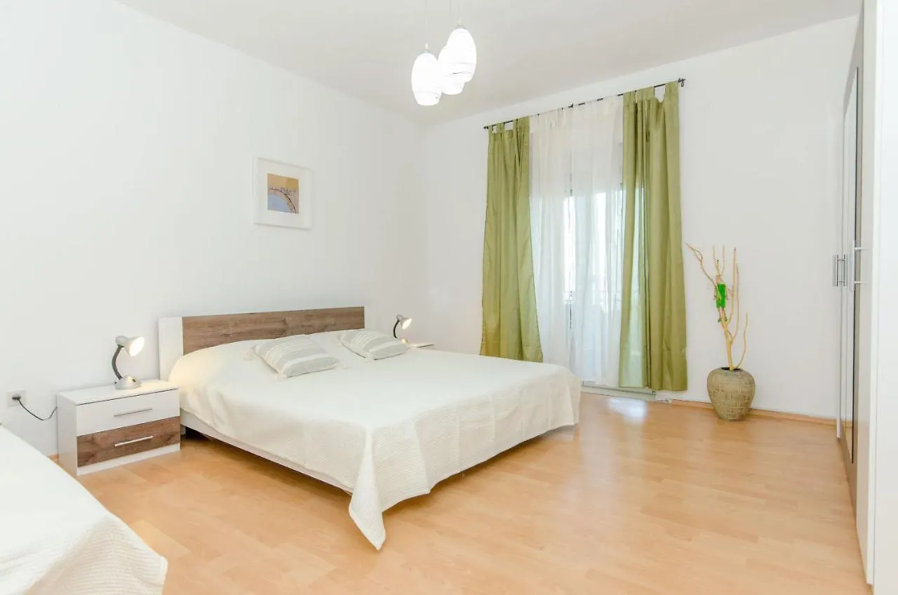 Apartments Bee Maja